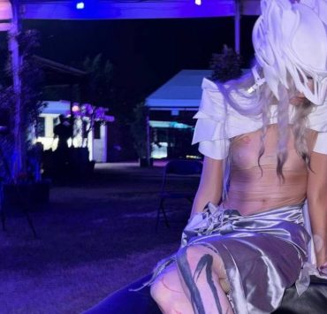 Носители: певица Grimes на фестивале Coachella в боди ttswtrs