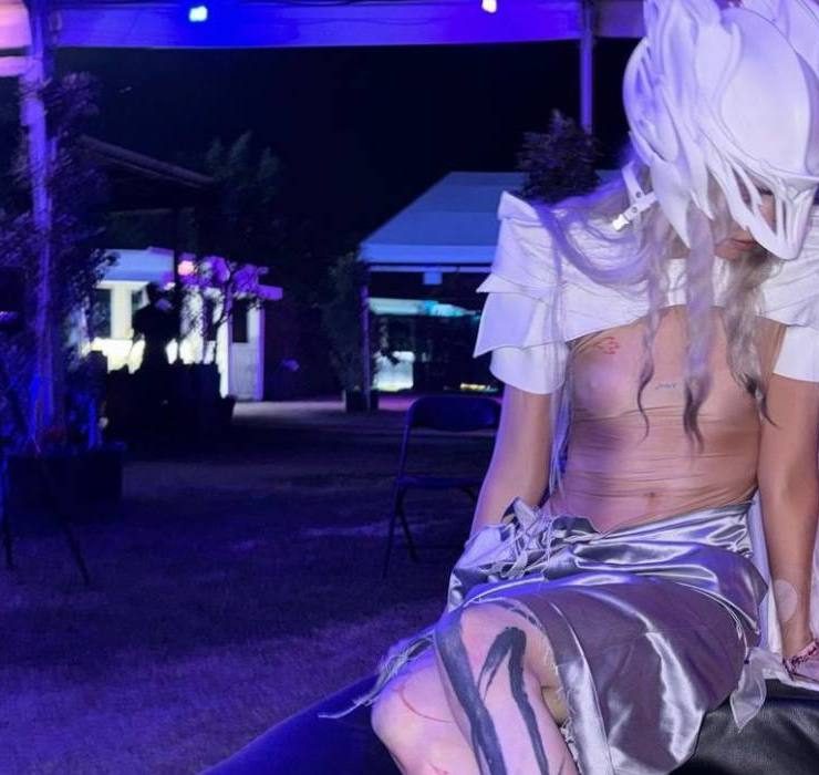 Носители: певица Grimes на фестивале Coachella в боди ttswtrs