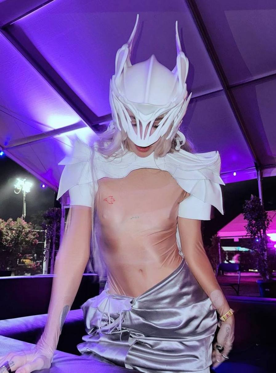 співачка Grimes на фестивалі Coachella у боді ttswtrs