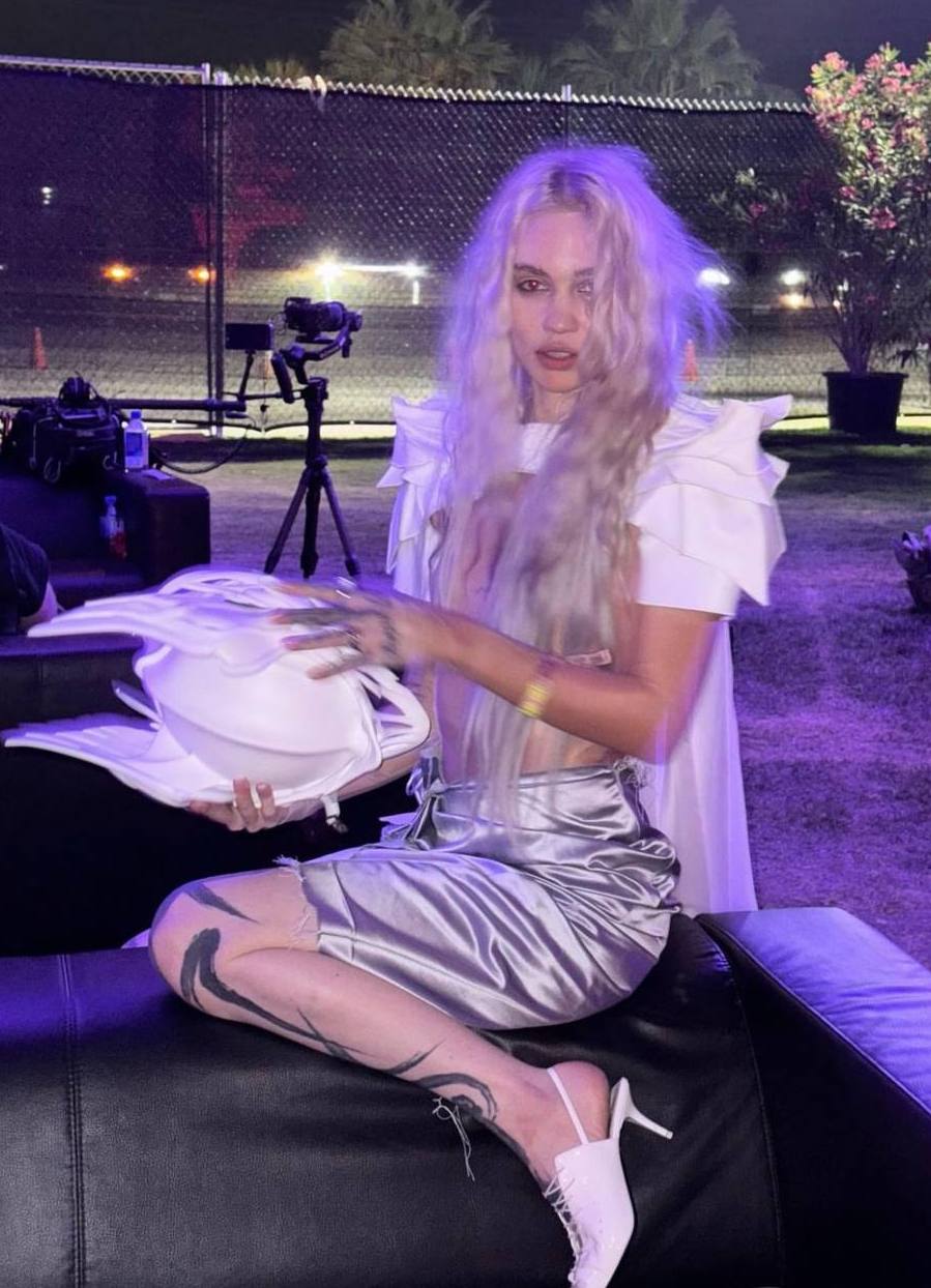 Носії: співачка Grimes на фестивалі Coachella у боді ttswtrs