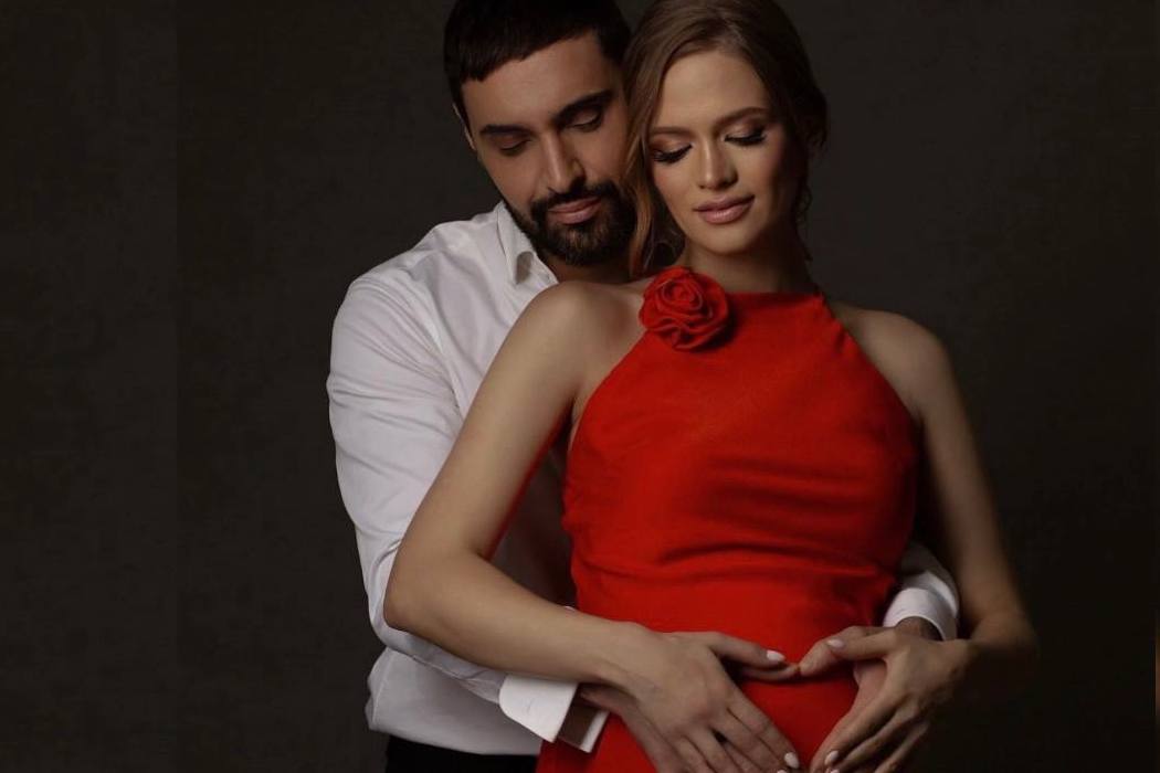 «Моя»: Виталий Козловский показал «беременную» фотосессию с женой