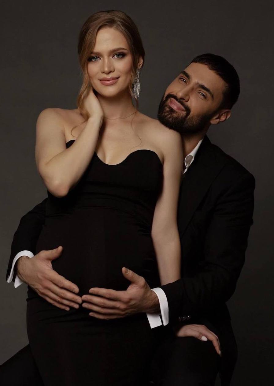 «Моя»: Виталий Козловский показал «беременную» фотосессию с женой