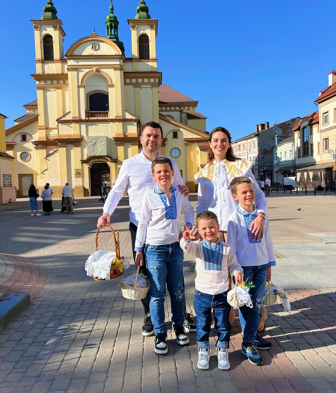 Великодні листівки у стрічці Каті Осадчої, Діми Монатіка та інших відомих українців