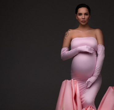 «В очікуванні своєї квіточки»: Наталія Татарінцева замилувала вагітною фотосесією