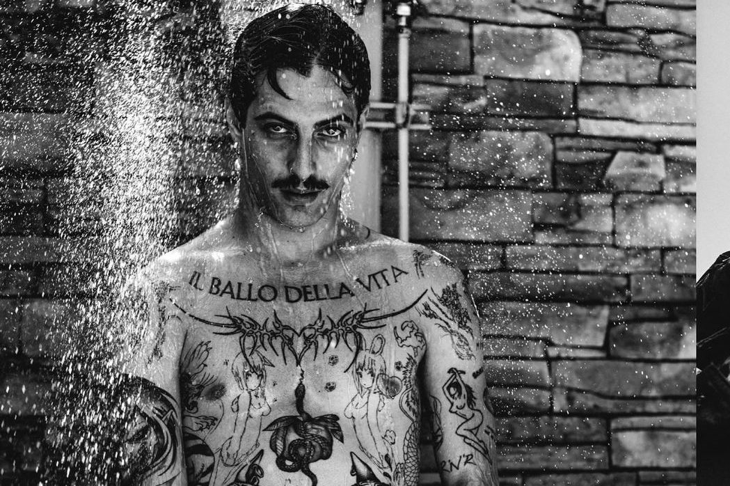 Оголений і з вусами: фронтмен гурту Måneskin в епатажній фотосесії