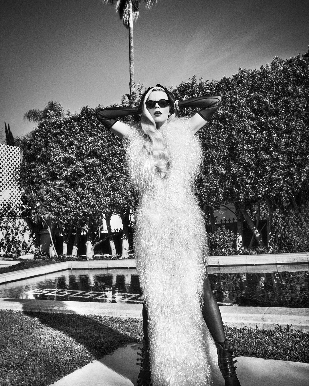 Носії: Аня Тейлор-Джой у сукні Lever Couture на обкладинці журналу Flaunt