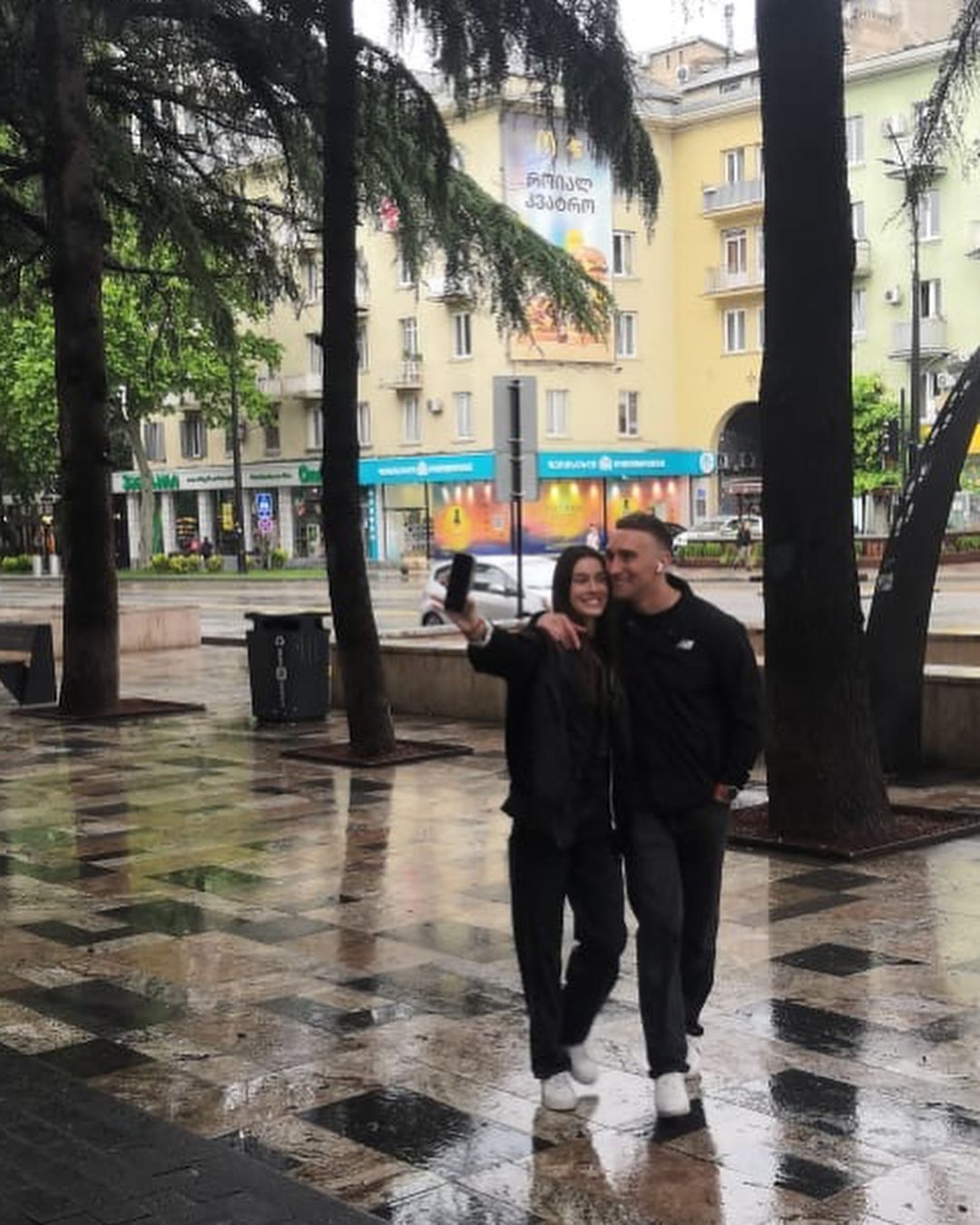 Щасливі разом: Іраклі Макацарія та Ліза Чічуа прогулялися центром Тбілісі