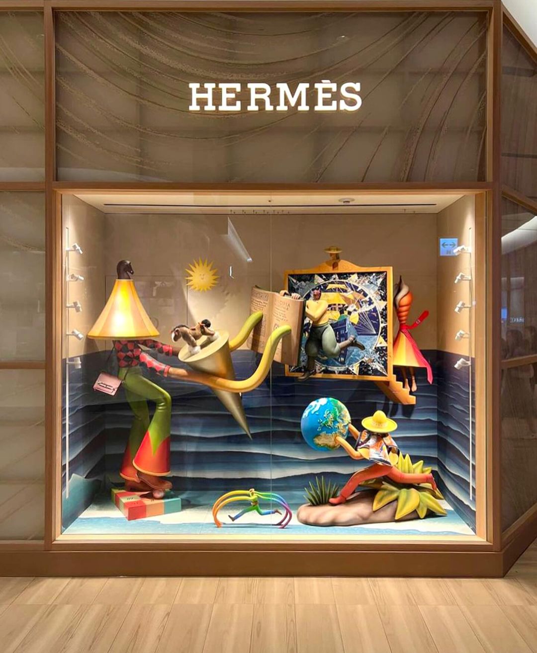 Український художник Володимир Манжос оформив вітрини бутика Hermes