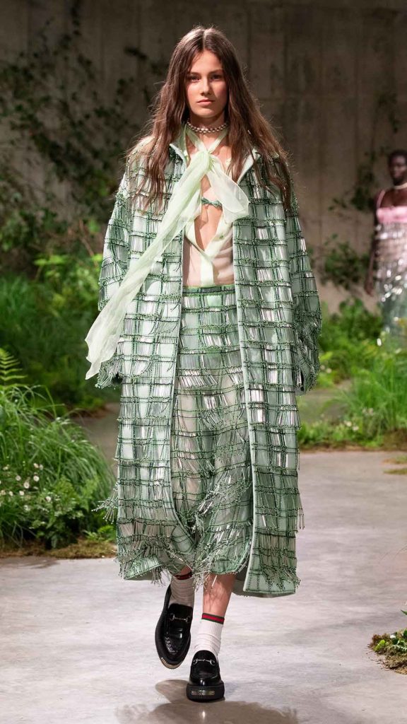 Напівпрозорі сукні та торочки у новій круїзній колекції Gucci