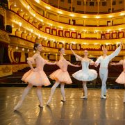 Катерина Кухар, Євген Кошовий та інші зіркові гості на прем’єрі балету «Коппелія»