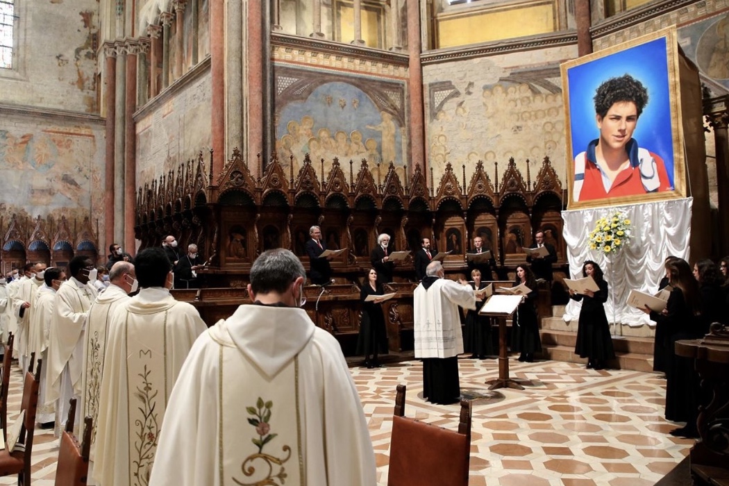 Папа Римский провозгласил святым 15-летнего итальянского блогера