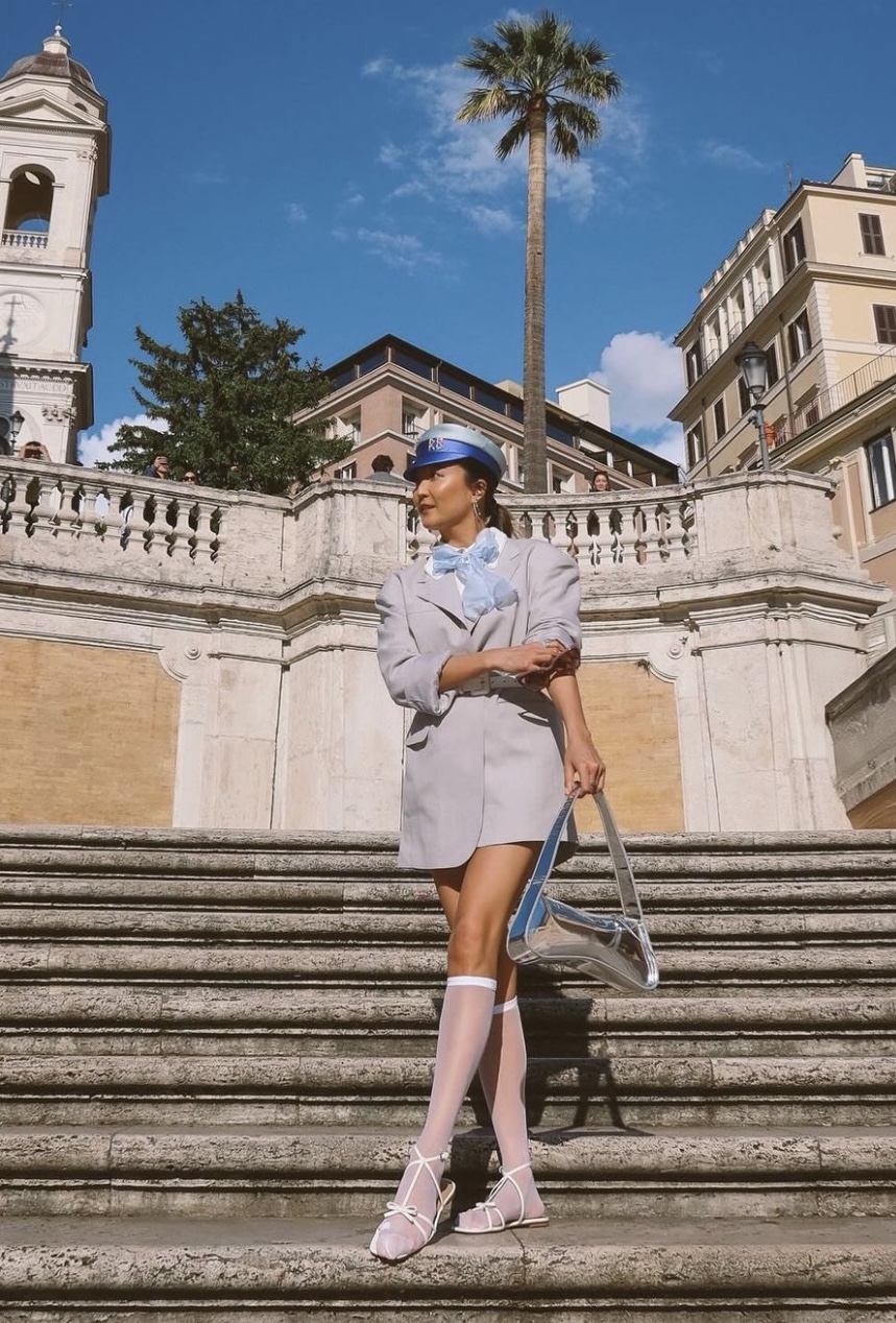 Носители: Эшли Парк путешествует по Италии в кепи от Багинского