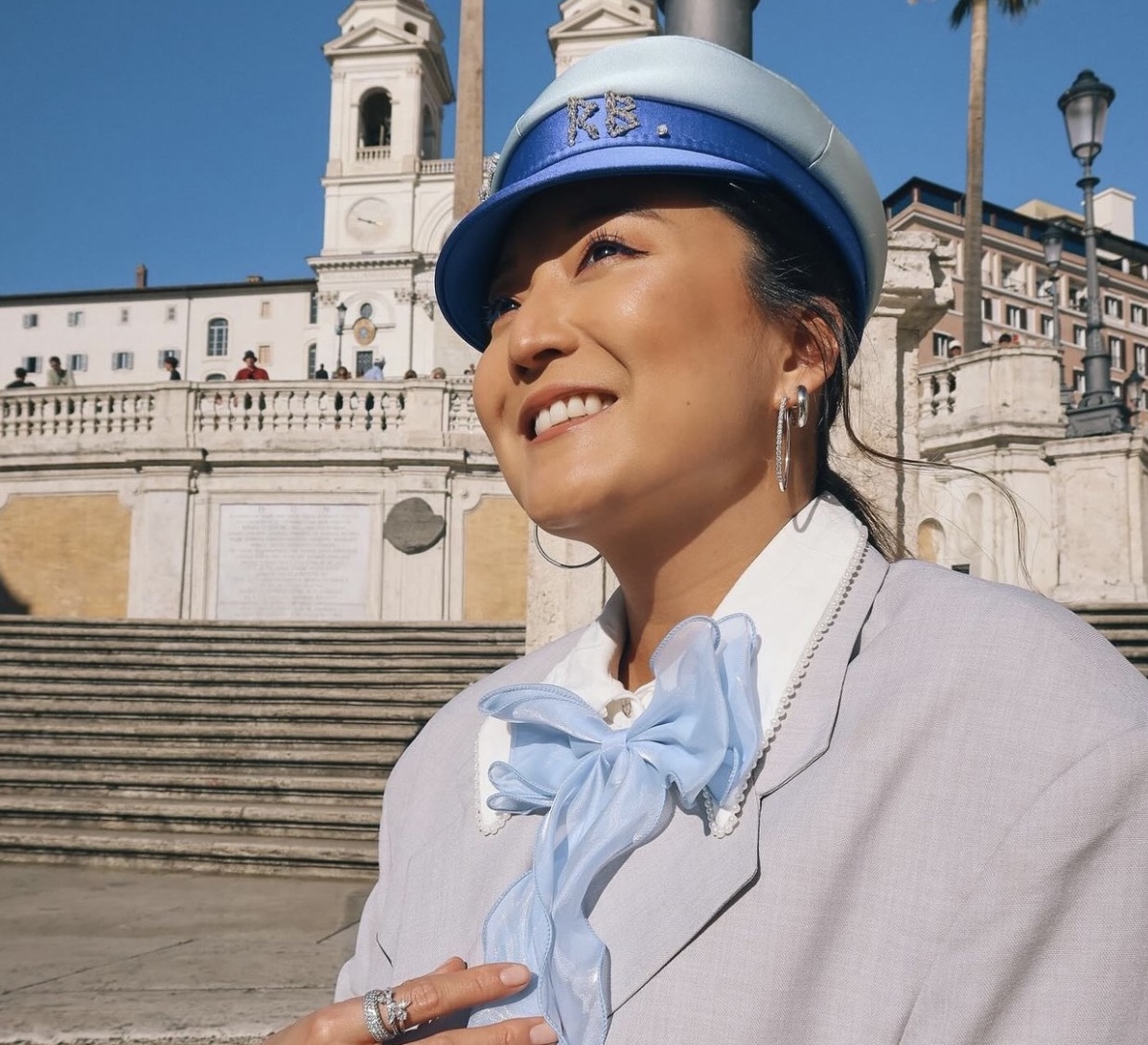 Носители: Эшли Парк путешествует по Италии в кепи от Багинского
