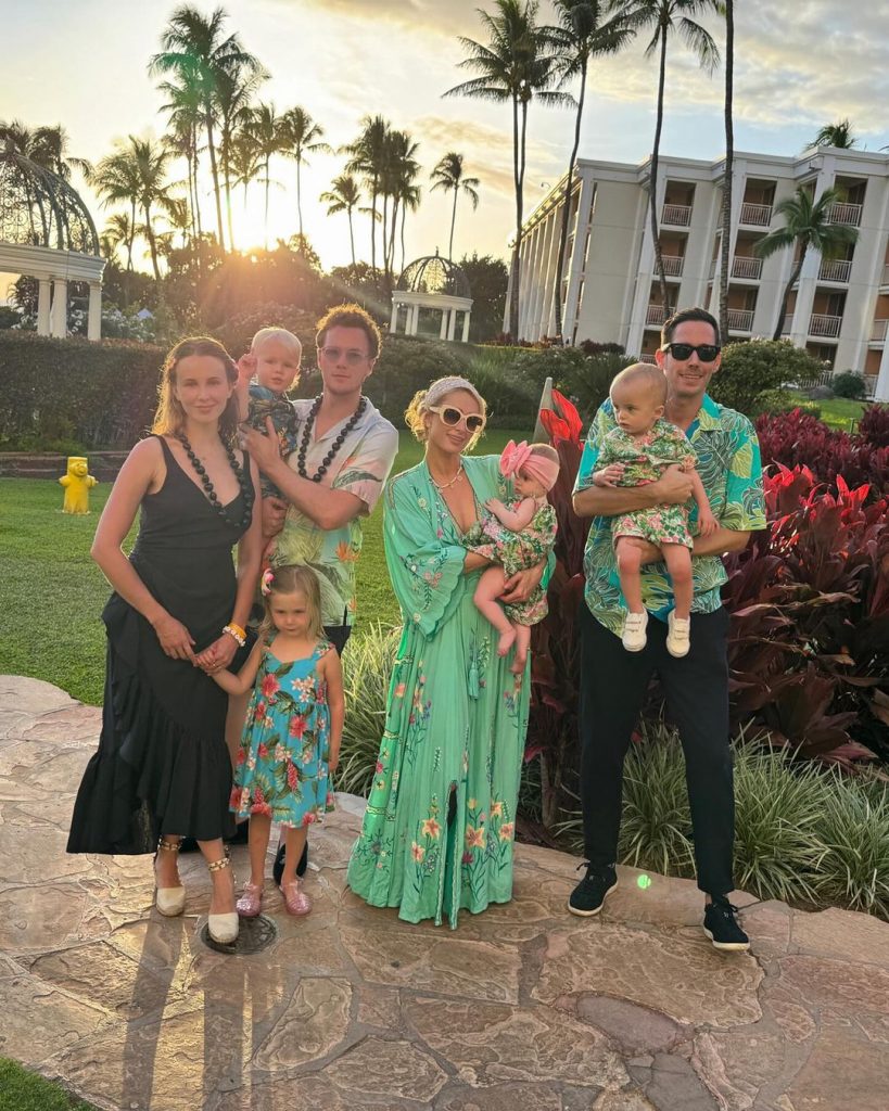 Paris Hilton with her children and her husband rests in Hawaii (photo)