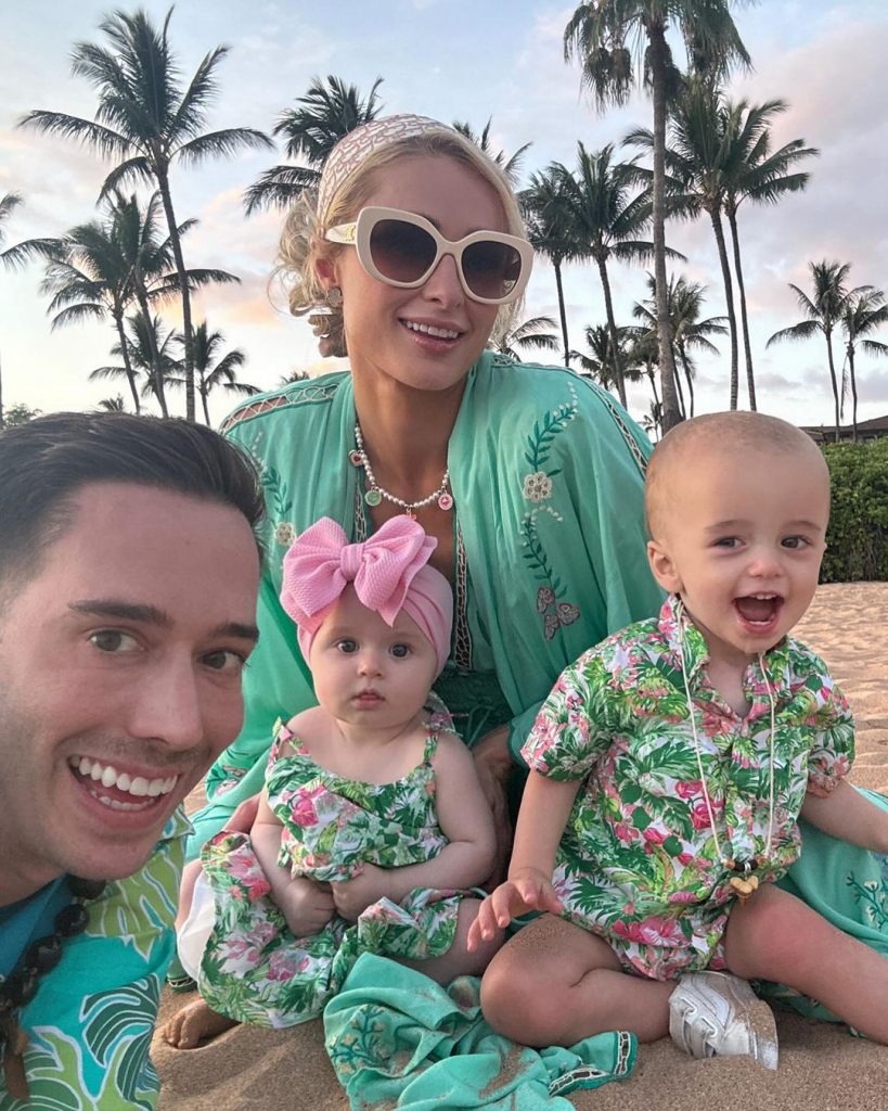 Сімейна ідилія: Періс Гілтон з дітьми та чоловіком відпочиває на Гаваях