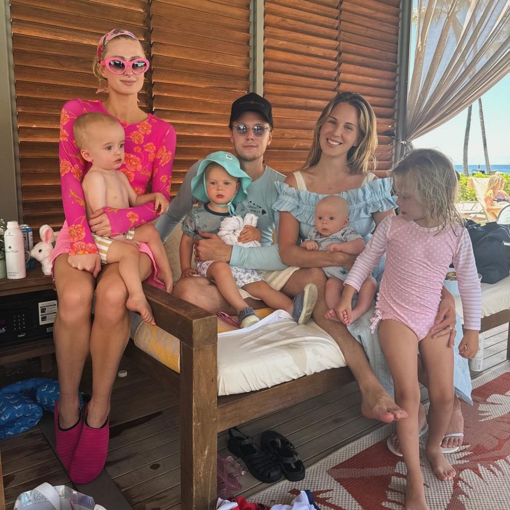 Семейная идиллия: Пэрис Хилтон с детьми и мужем отдыхает на Гавайях