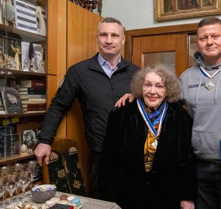 Лине Костенко и Валерию Залужному присвоили звание «Почетного гражданина Киева»
