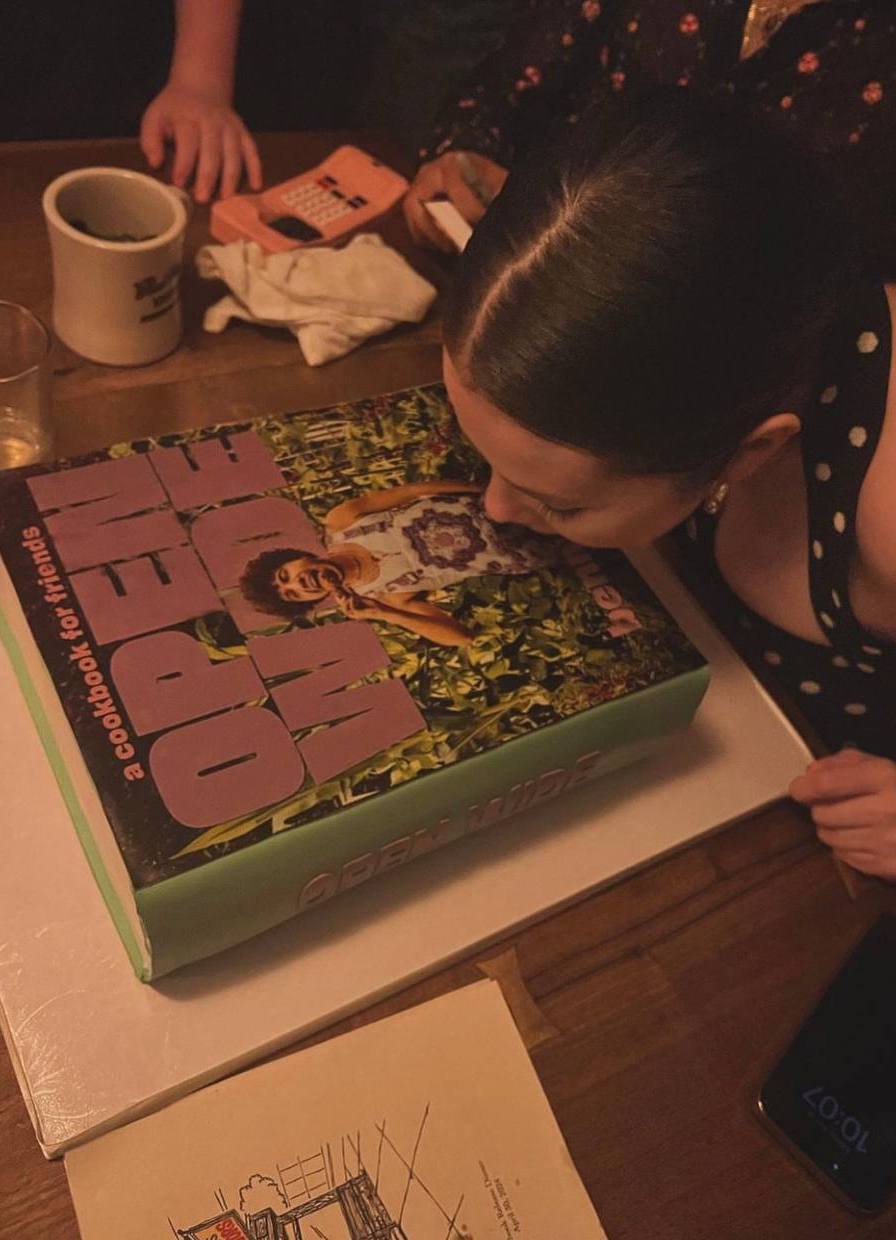 «Горжусь»: Селена Гомез празднует выход кулинарной книги своего бойфренда