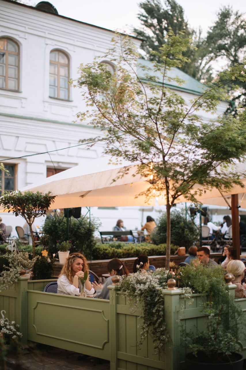 Ресторан «Быть Sofie» начинает серию благотворительных акустических вечеров в саду