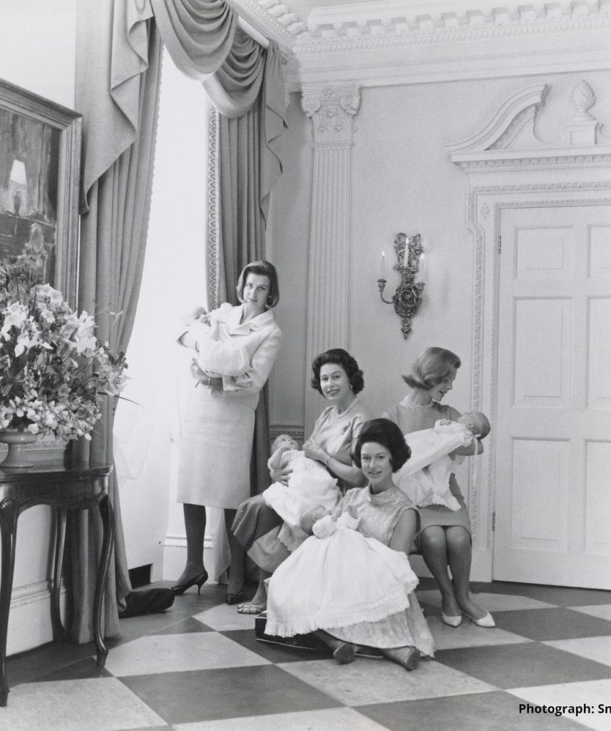 В мережі з’явилися раніше не опубліковані фото принца Чарльза і Єлизавети II