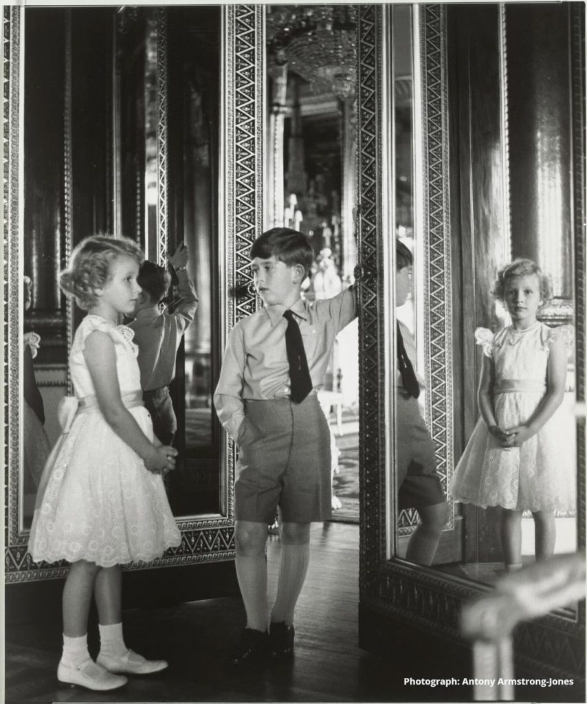 В мережі з’явилися раніше не опубліковані фото принца Чарльза і Єлизавети II