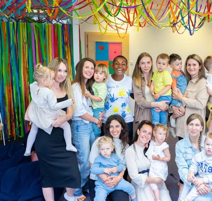 Звезда «Бриджертонов» встретилась с украинскими беженцами в Польше