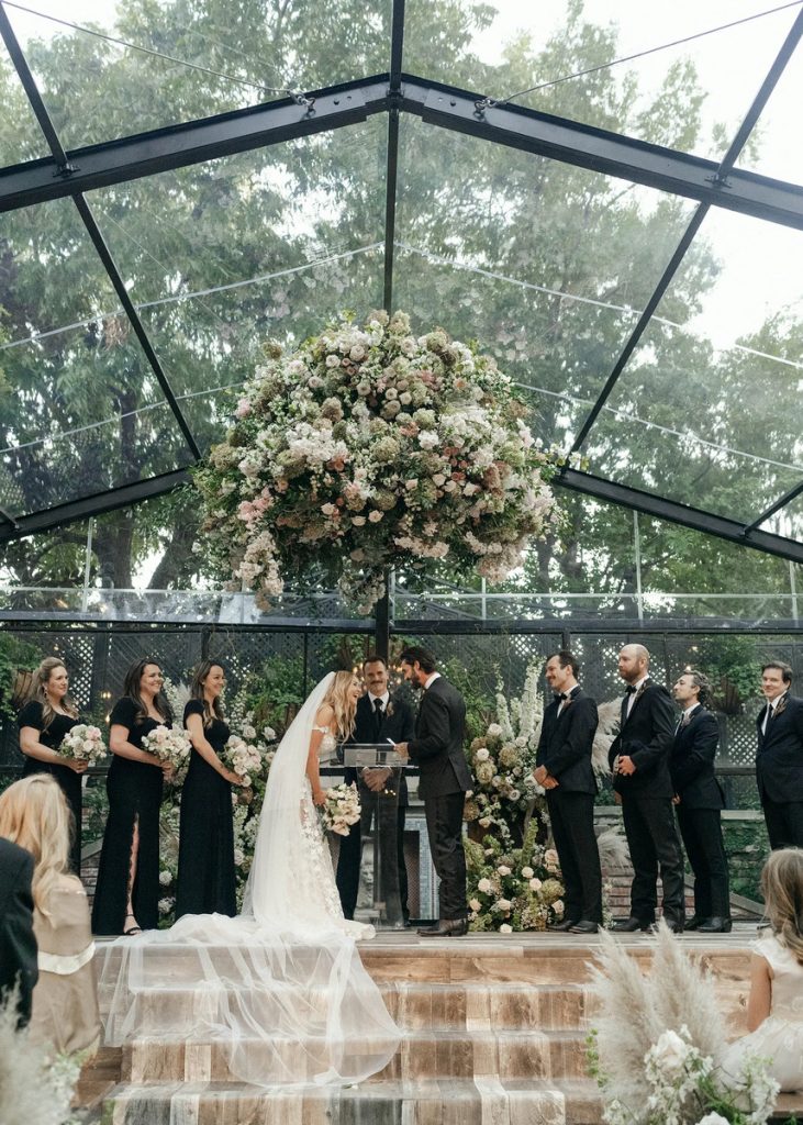 Барбекю в Техасе: звезды сериала «Йеллоустоун» устроили свадьбу в стиле вестерн