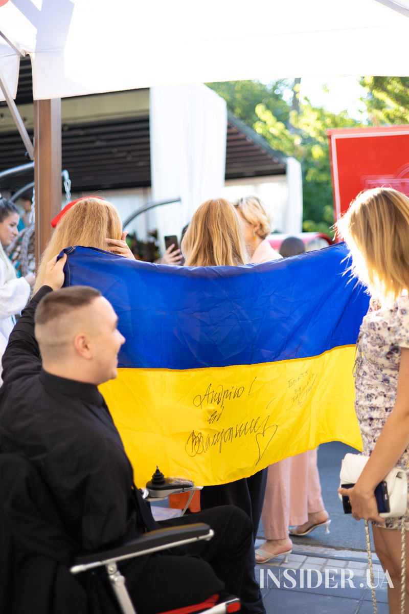 Зіркові бармени і музика: благодійний вечір на Подолі від INSIDER.UA х MUZVAR