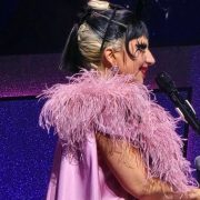 Кибер-красавица Леди Гага презентовала свою документалку в Лос-Анджелесе