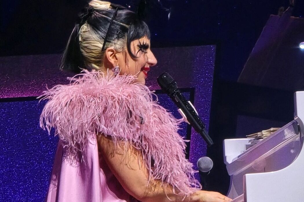 Носії: Леді Гага у кастомній сукні Santa Brands на концерті в Лас-Вегасі