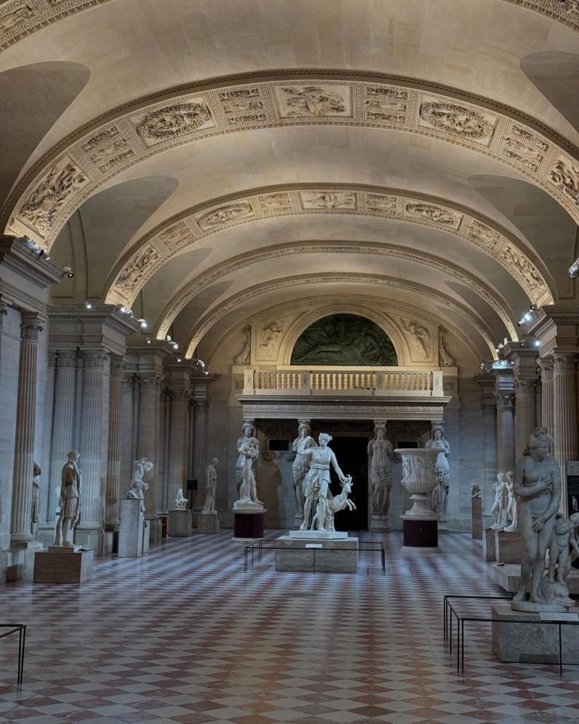 Ночь в музее: Кендалл Дженнер посетила персональную экскурсию в Лувре