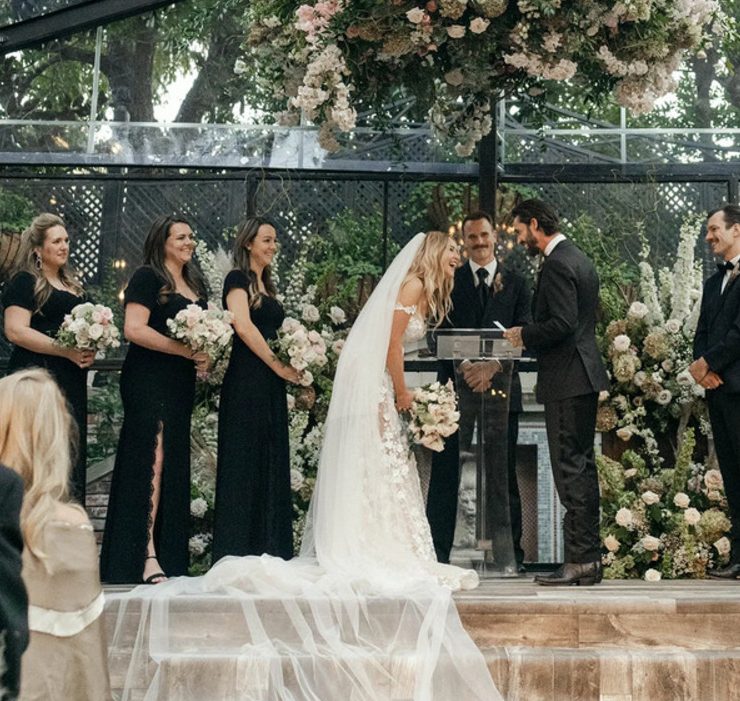 Барбекю в Техасе: звезды сериала «Йеллоустоун» устроили свадьбу в стиле вестерн