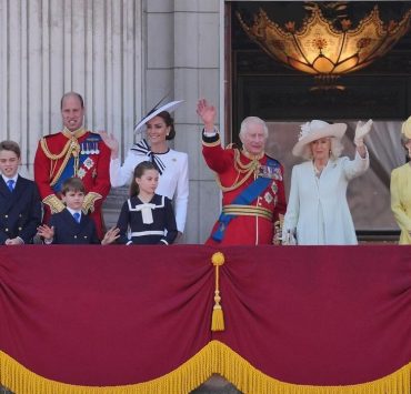Букингемский дворец показал новые фото королевской семьи