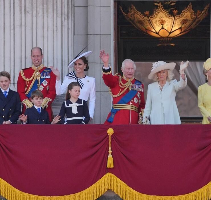 Букингемский дворец показал новые фото королевской семьи
