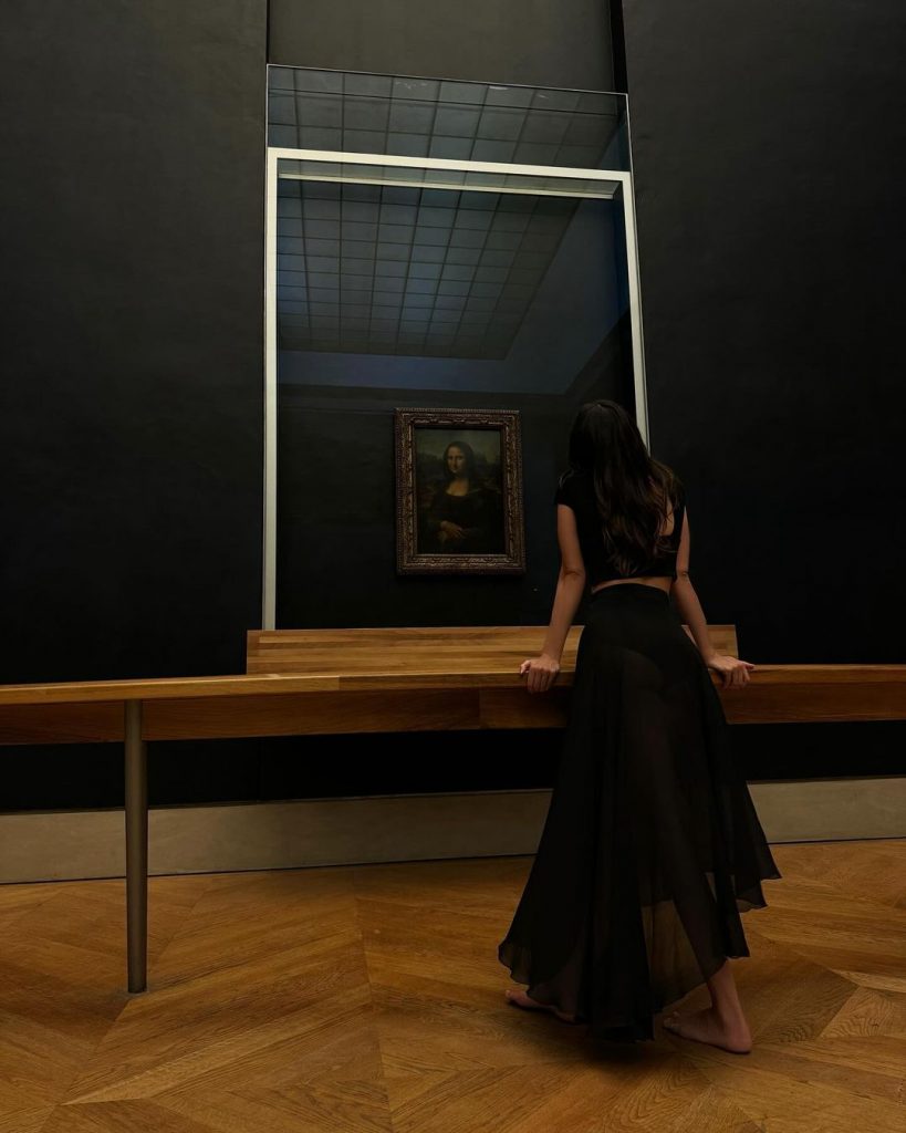 Ніч у музеї: Кендалл Дженнер відвідала персональну екскурсію в Луврі