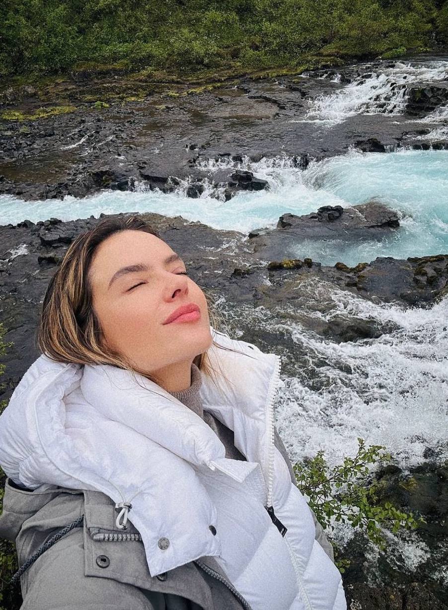 Подальше от жары: Алессандра Амброссио показала свои каникулы в Исландии