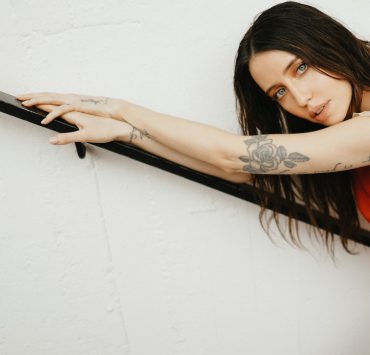Надя Дорофеева представила танцевальный трек «Хартбит» из будущего альбома