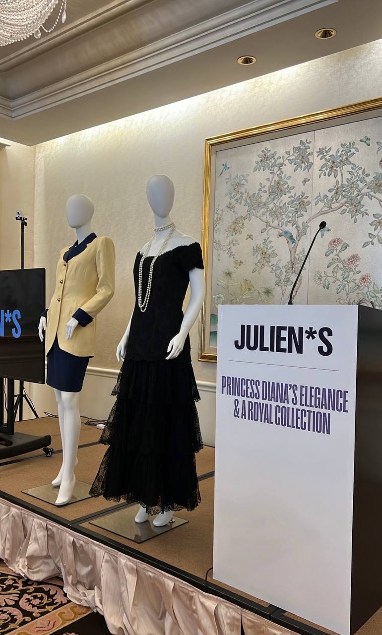 Платье за $780 тысяч: открылась выставка вещей принцессы Дианы