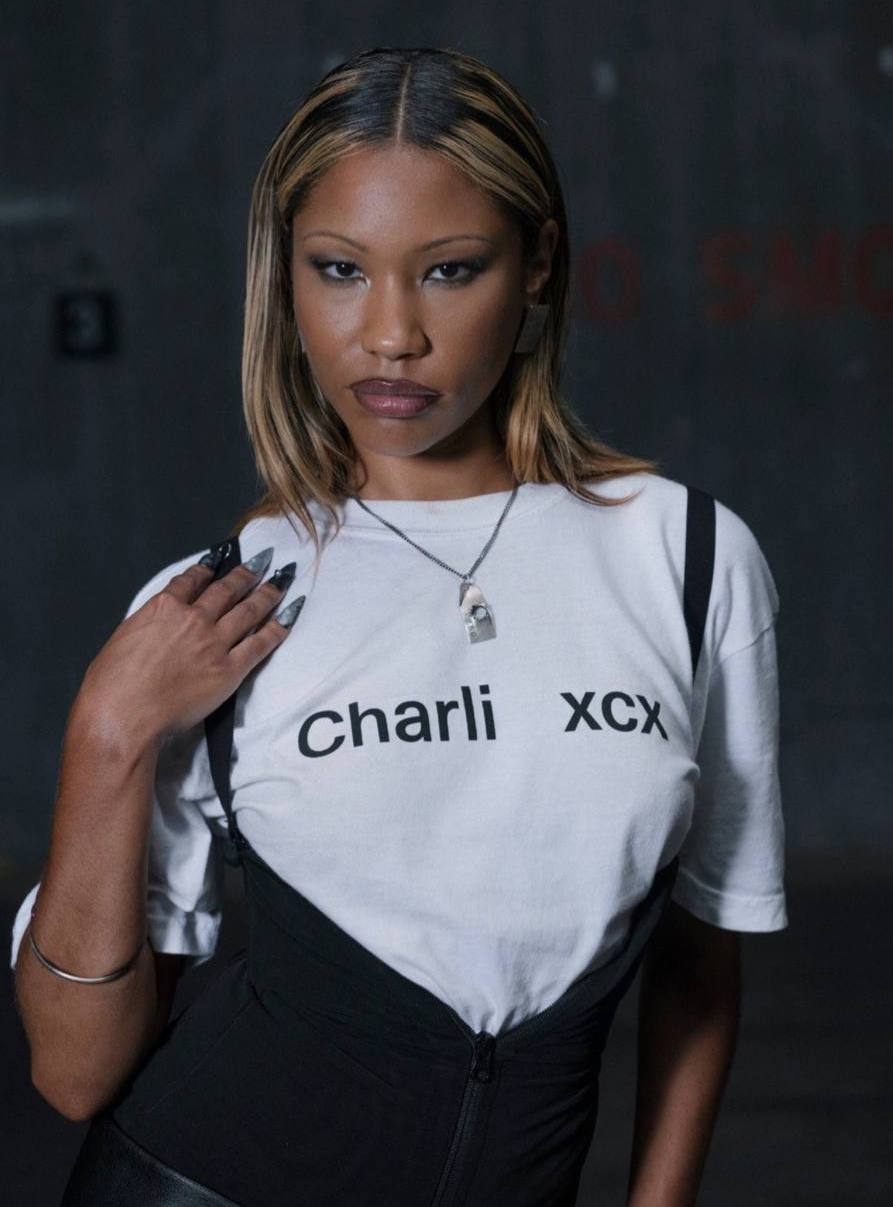 Замечено: украшения от Саши Заяц в рекламе мерча Charli XCX на Spotify