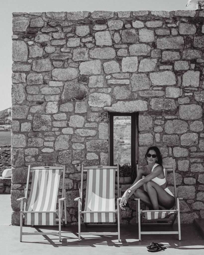 Греческие каникулы: как Изабель Гулар отдыхает на Миконосе