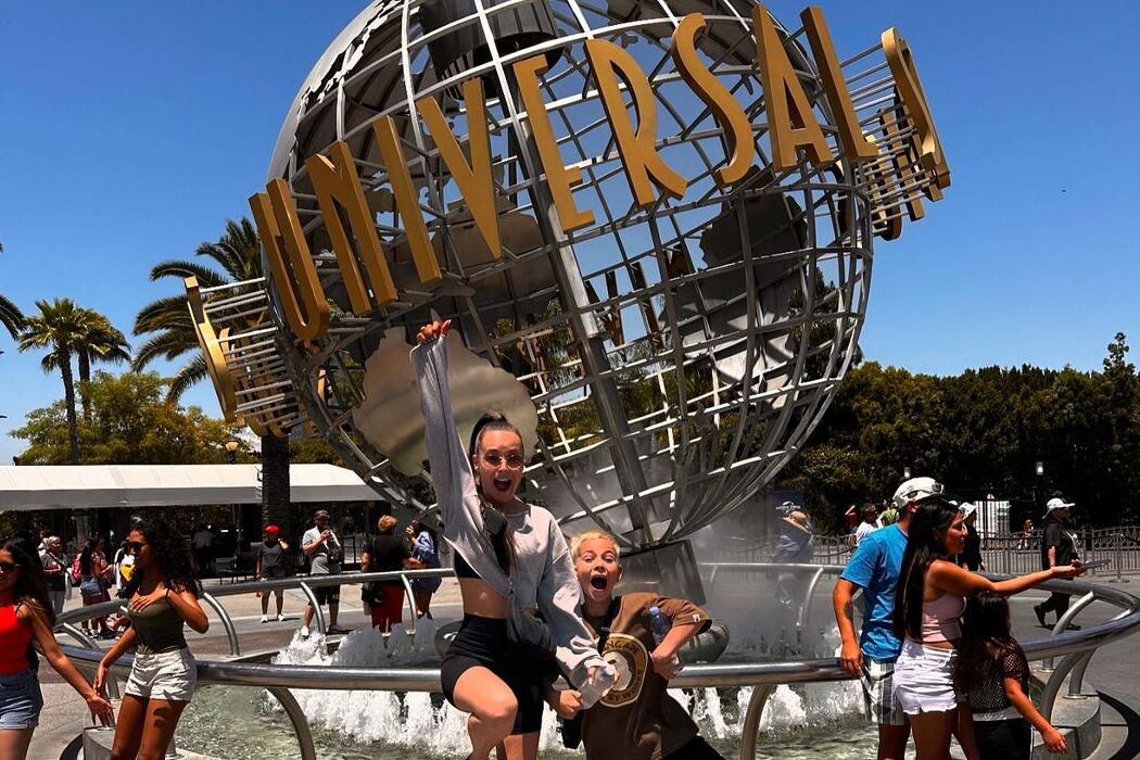 Солнечные кадры: Ксения Мишина с сыном передают привет из Голливуда