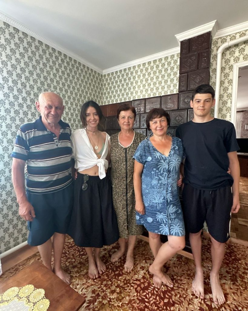 Надя Дорофєєва та Міша Кацурін із дітьми відвідали місця дитинства співачки