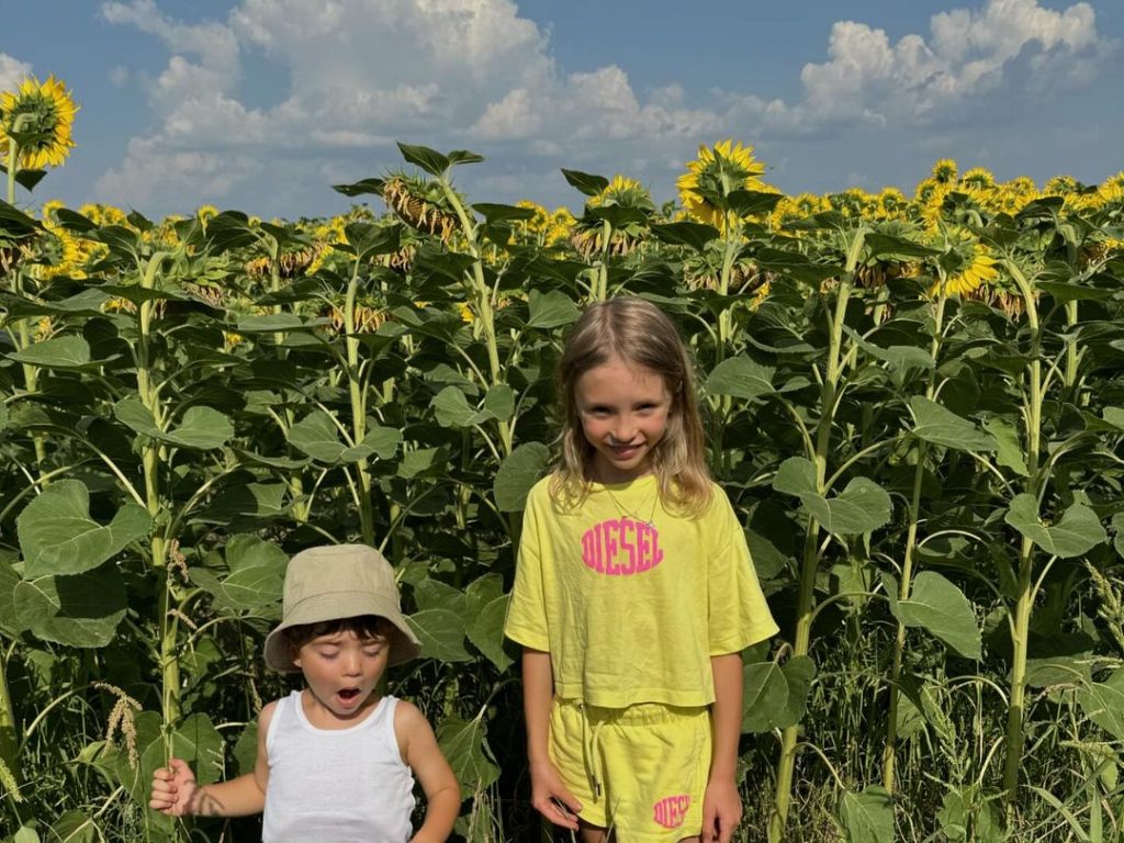 Надя Дорофєєва та Міша Кацурін із дітьми відвідали місця дитинства співачки