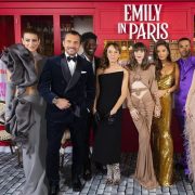 Кім Кетролл може знятися у третьому сезоні «Емілі в Парижі»