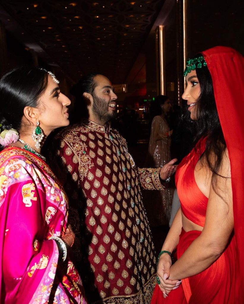 Кім Кардашʼян розкритикували за недоречну сукню на весіллі в Індії