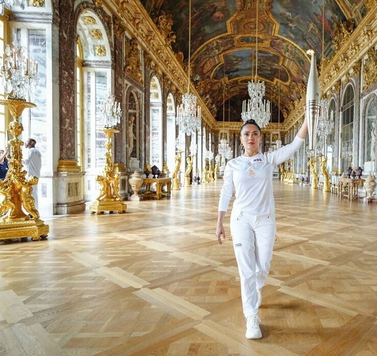 Сальма Хайек приняла участие в эстафете олимпийского огня в Версале