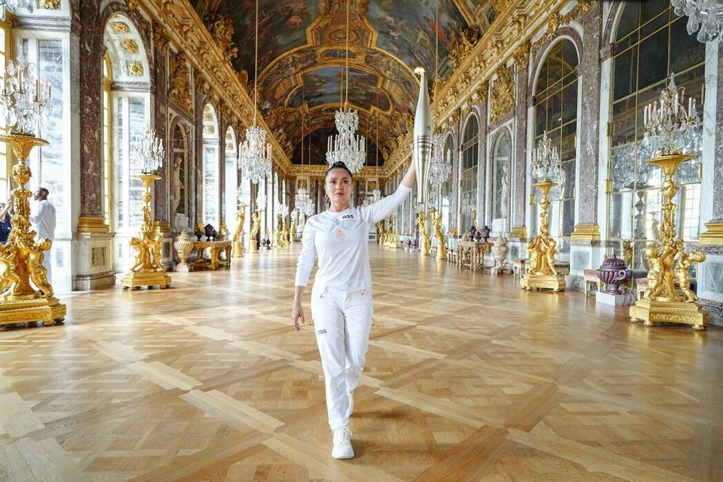 Сальма Гаєк взяла участь в естафеті олімпійського вогню у Версалі