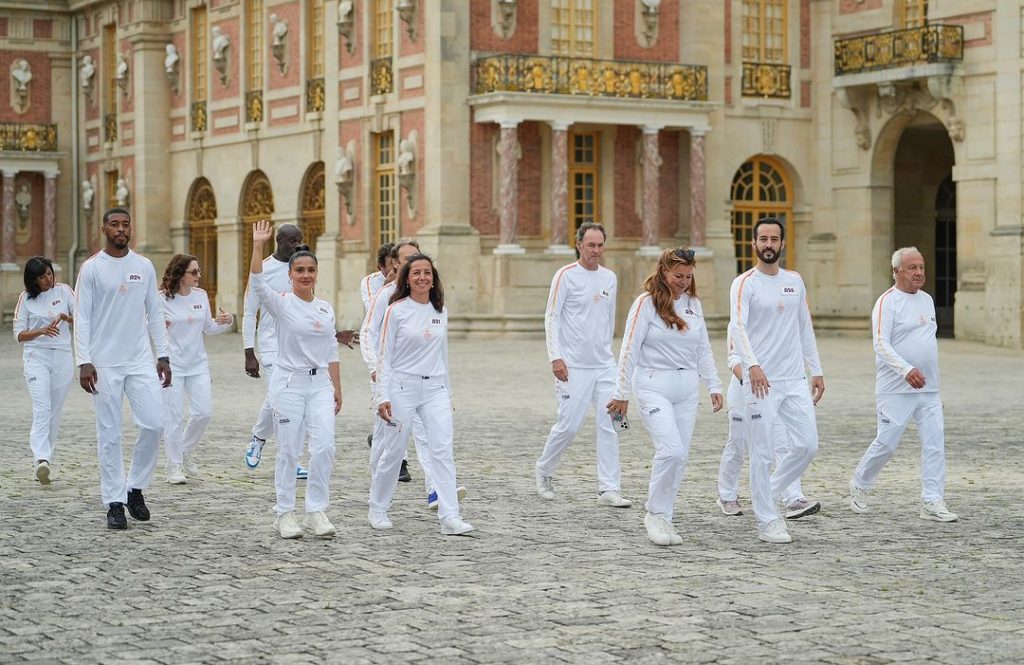 Сальма Хайек приняла участие в эстафете олимпийского огня в Версале
