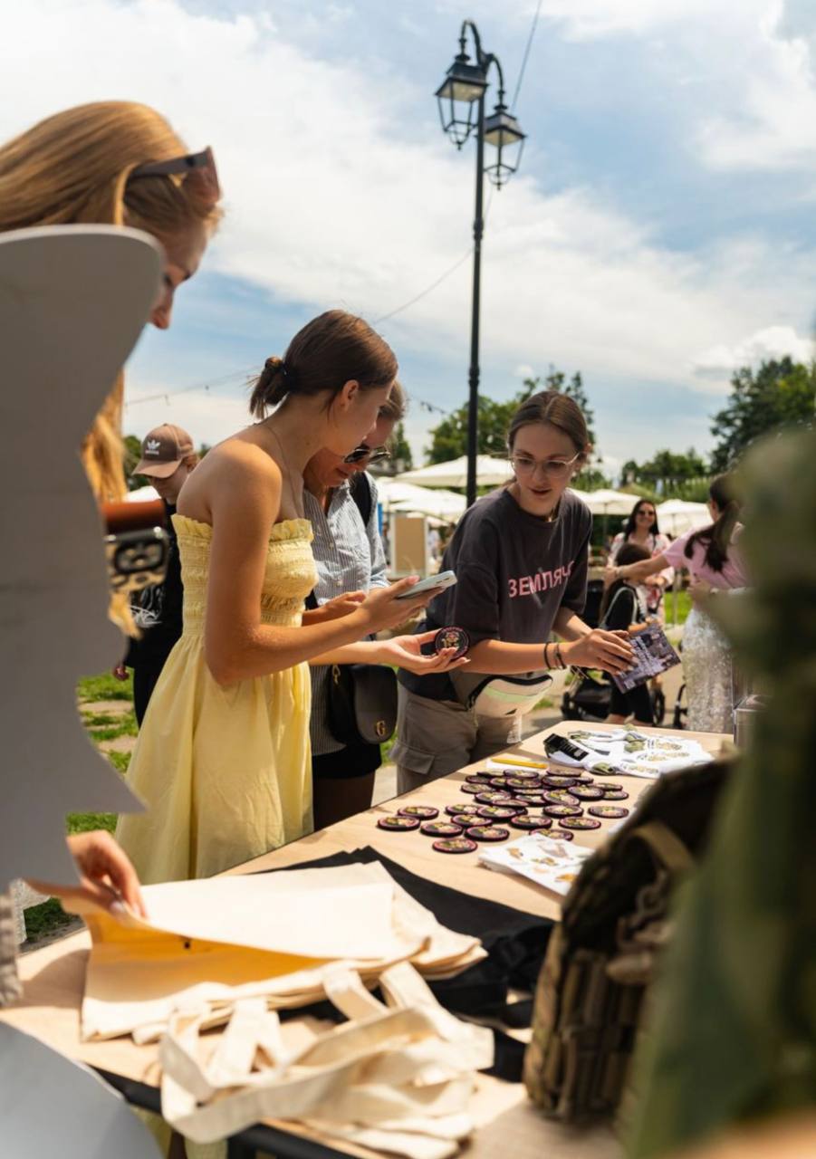 Виступ KOLA та збір для жінок-військовичок: як минув ORA CHARITY MARKET