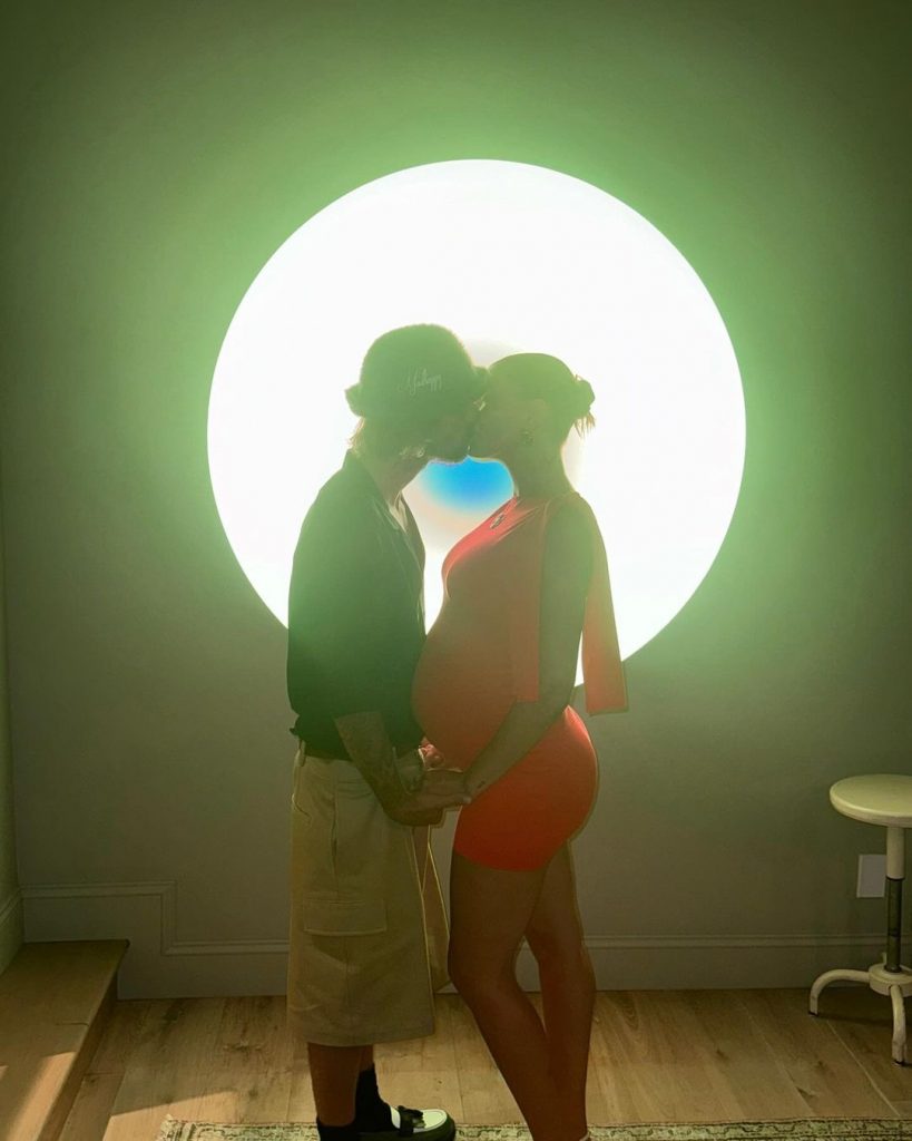 Джастин Бибер поделился новыми фотографиями с беременной Хейли